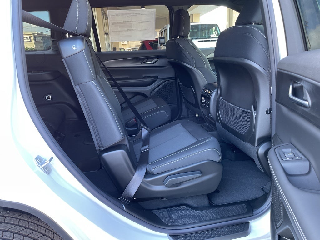 2025 Jeep Grand Cherokee GRAND CHEROKEE L LAREDO X 4X2