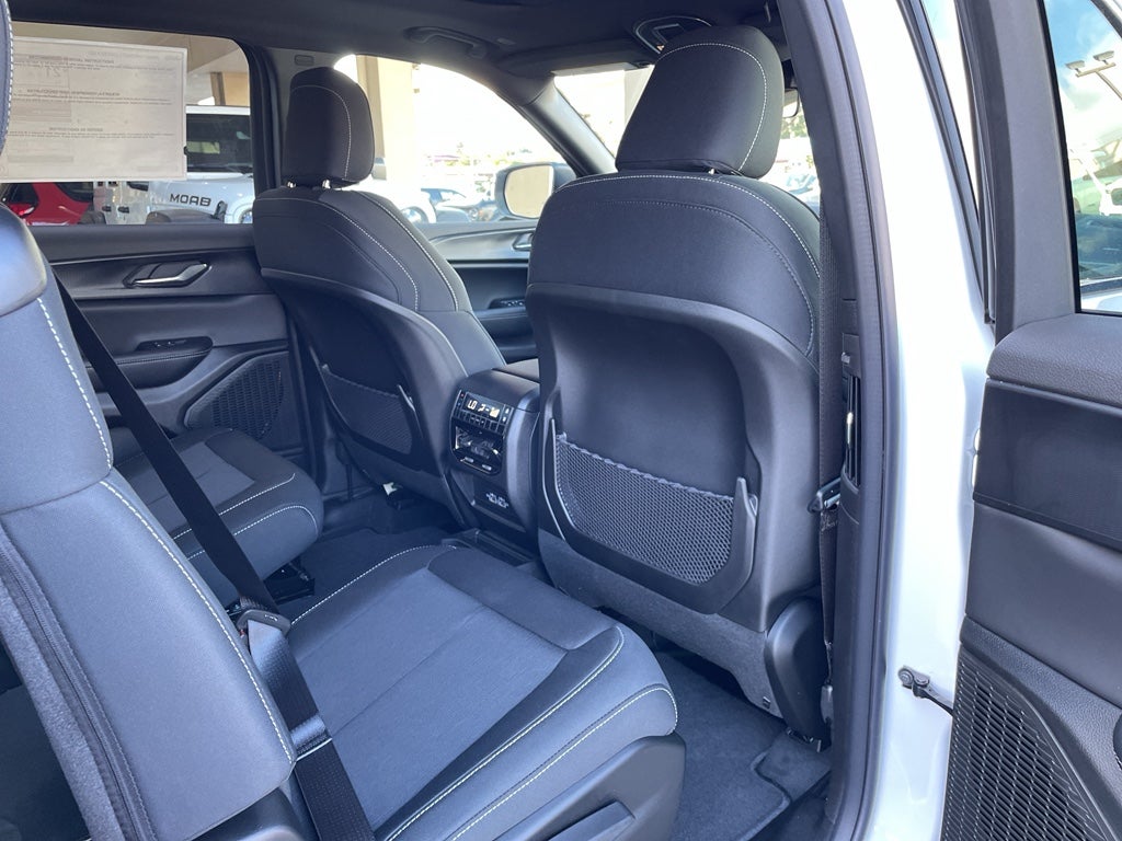 2025 Jeep Grand Cherokee GRAND CHEROKEE L LAREDO X 4X2