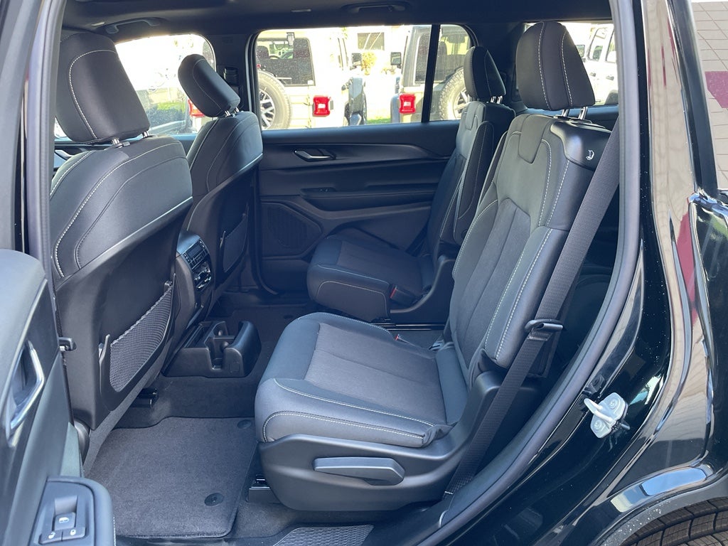 2025 Jeep Grand Cherokee GRAND CHEROKEE L LAREDO X 4X2