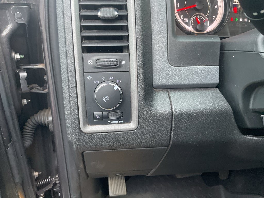 2020 RAM 1500 Classic Express Crew Cab 4x4 5'7' Box